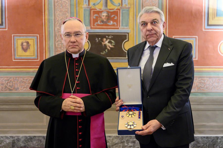 S.E.M. Philippe ORENGO fait Chevalier Grand-Croix de l’Ordre Pian - S.E.M. Philippe ORENGO, Ambassadeur de la Principauté près le Saint-Siège et près l’Ordre Souverain de Malte, a reçu le grade de Chevalier Grand-Croix de l’Ordre Pian des mains de S.E.R. Mgr Edgar PENA PARRA, Substitut pour les Affaires Générales de la Secrétairerie d’Etat.